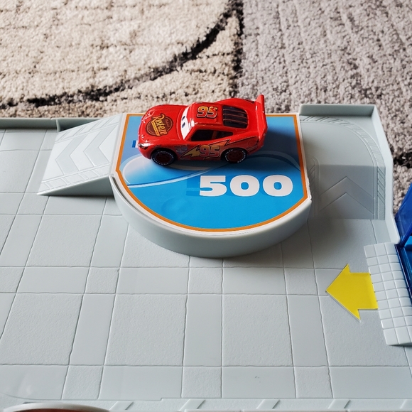 Disney Pixar Cars Piston Cup Garage Playset and 3 Pixar Cars - Picture 11 of 16